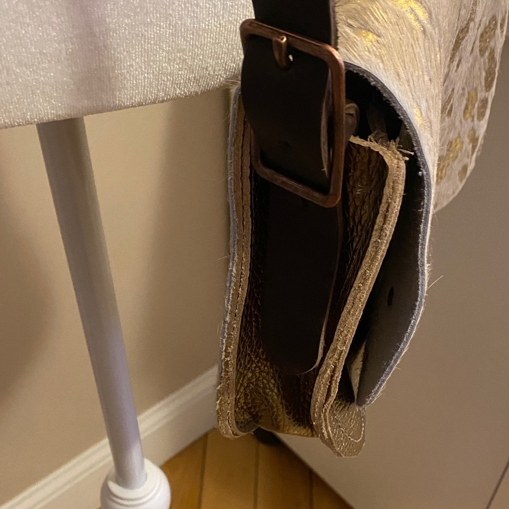 Elegant Gold and Brown Crossbody Bag - Picture 3 of 8